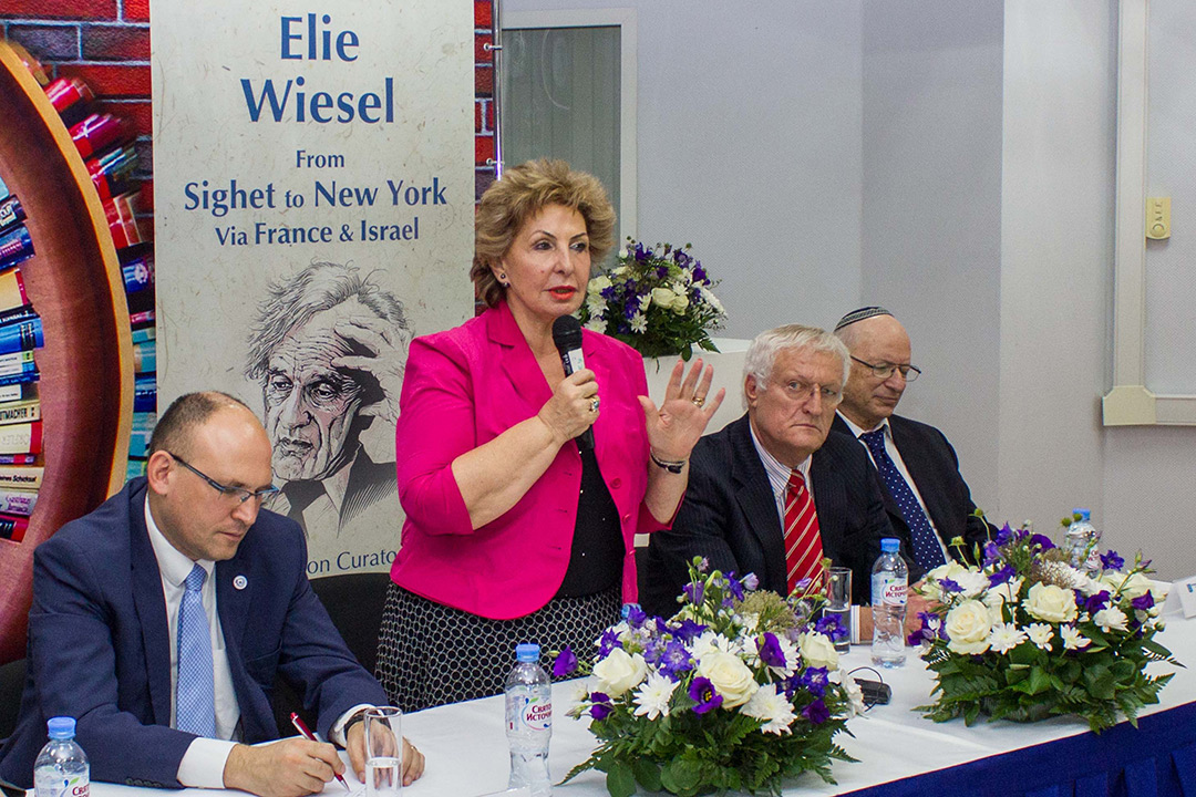 Elie Wiesel Photo Exhibit Opens in Moscow