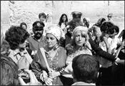 Elizabeth Taylor, at the Western Wall in Jerusalem, August of 1975 - Photo: Israel Sun