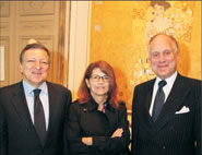 Ronald S. Lauder (right) showed Jose Manuel Barroso and his wife, Maria, around the Neue Galerie in New York City, which Lauder, also a renowned art collector himself had founded in 2001 and which includes many well-known paintings such as the Gustav Klimt's portrait of Adele Bloch-Bauer I, featured on the wall behind.
 
