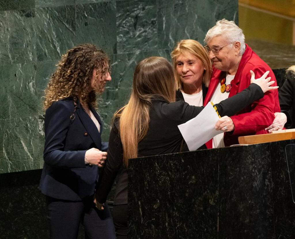Sara Weinstein surrounded by her children and grandchildren. UN Photo/Evan Schneider